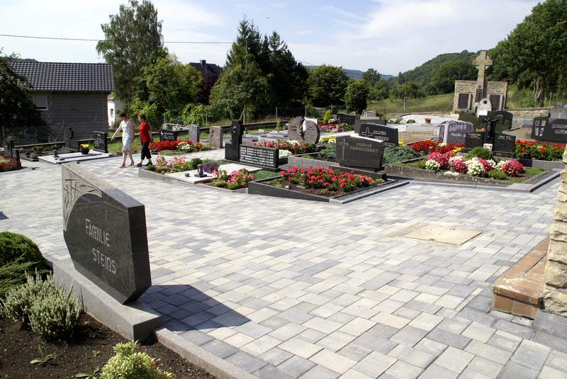 Unser Friedhof wird verschoenert 2008 Bild Nr.024